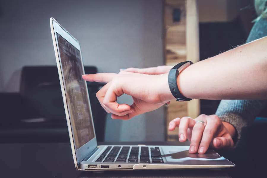 Pessoa trabalhando em notebook com dashboard